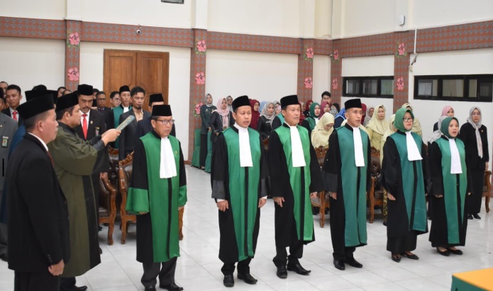 Ketua PTA Bengkulu, Dr. H. Ahmad Fathoni, S.H., M.Hum., secara resmi melantik Drs. Wahyudi, S.H., M.H. sebagai Wakil Ketua PTA Bengkulu dan 5 KPA baru. Foto dokumentasi PTA Bengkulu.