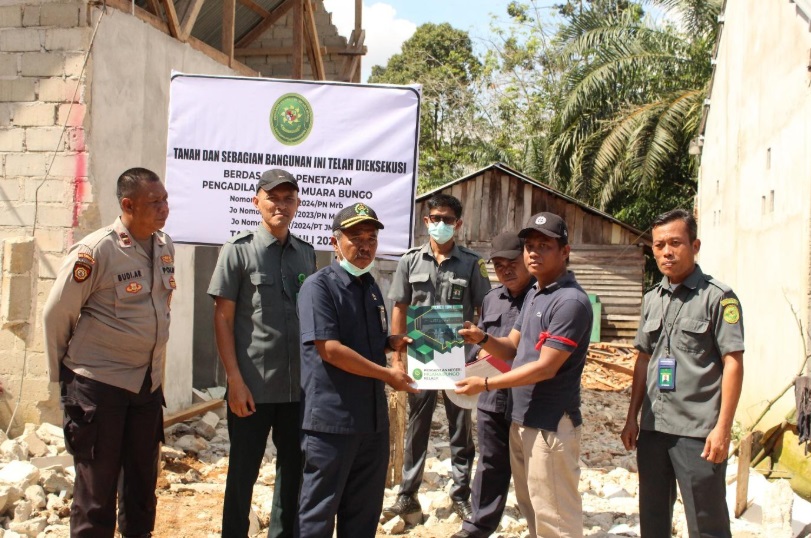 PN Muaro Bungo berhasil melaksanakan eksekusi riil berupa tanah dan sebagian bangunan, Foto: Dokumentasi PN Muaro Bungo