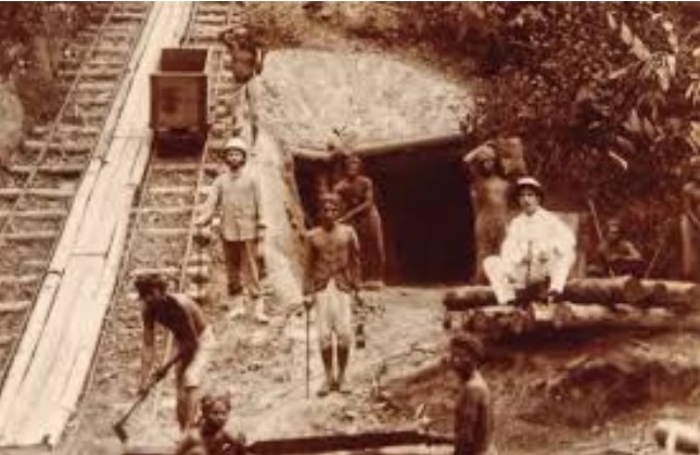Foto aktivitas Pertambangan Era Kolonial Belanda. Dokumentasi kemuseum.or.id