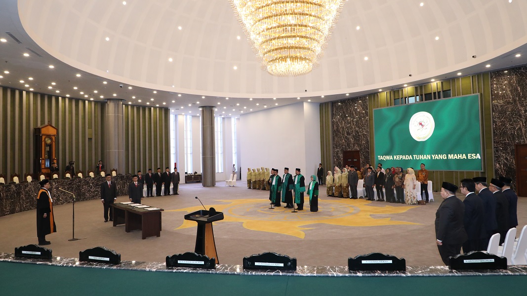 Ketua Mahkamah Agung Prof. Dr. Sunarto, S.H., M.H melantik dan mengambil sumpah jabatan 4 Ketua Pengadilan Tinggi Agama (KPTA) pada Rabu (2/7/ 2025) di ruang Kusumaatmadja lantai 14, gedung Mahkamah Agung, Jakarta. Foto Humas MA