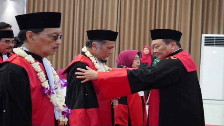 Bertempat di ruang sidang utama Pengadilan Tinggi Surabaya, Selasa (15/7), dilaksanakan wisuda purnabakti Para Hakim Tinggi, yang memasuki usia pensiun dan menyelesaikan tugasnya. Foto dokumentasi PT Surabaya