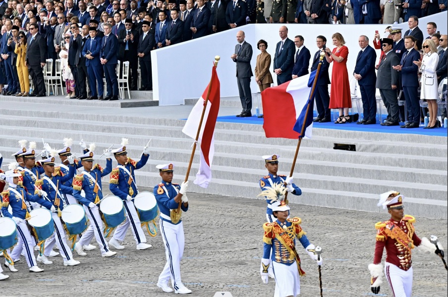 Sorak sorai masyarakat yang memenuhi Place de la Concorde pada Senin (14/7/2025), bergemuruh saat derap langkah tegap dan alunan merdu drumben dari Kontingen Satgas Patriot II Indonesia membuka Parade Bastille Day 2025. Foto: BPMI Setpres/Cahyo