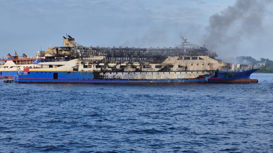 Kapal Motor Barcelona rute Melonguane menuju Manado dikabarkan hangus terbakar di perairan Pulau Talise, Minggu (20/5/2025). Foto istimewa