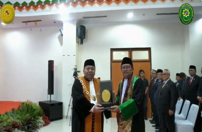 Wisuda purnabakti yang dipimpin Wakil Ketua MA RI Bidang Non Yudisial, H. Suharto, S.H., M.Hum, dengan acara penyerahan kalung sasirangan sekaligus plakat MA kepada kepada Dr. Drs. H. Izzuddin HM, S.H., M.H (Ketua PTA Banjarmasin). Foto YouTube MA