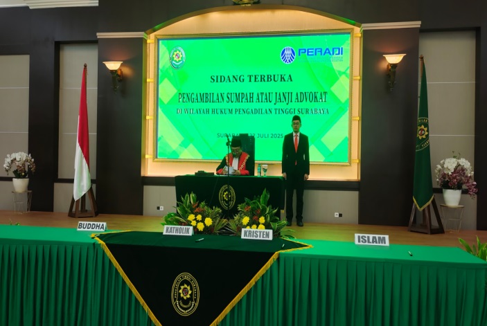 Pengambilan Sumpah Advokat: KPT Surabaya Tekankan Integritas, Hormati Persidangan dan Sosialisasikan Kebijakan MA RI