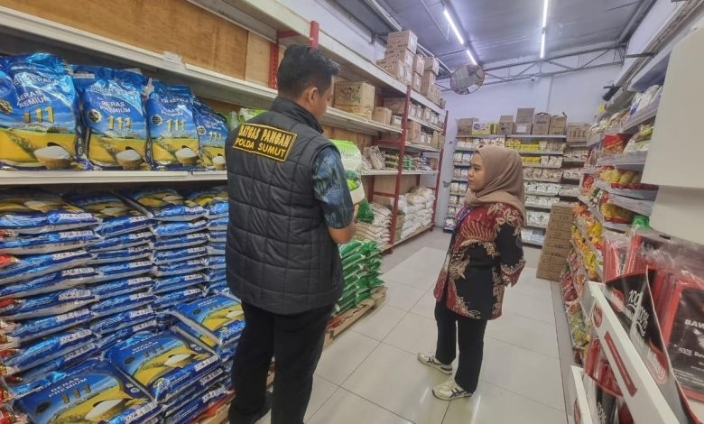 Polda Sumatera Utara melakukan sidak di salah satu swalayan di Jalan Karya Jaya, Medan Johor, (18/7/25). Kegiatan ini menyasar dugaan peredaran beras premium yang tidak sesuai standar mutu dan pelabelan. Foto tribratanews.polri.go.id