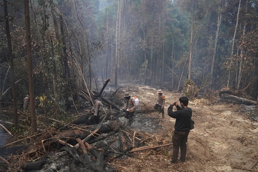 Petugas gabungan yang salah satunya terdiri dari unsur kepolisian berhasil memadamkan titik api di Rokan Hulu. Foto Instagram Kapolda Riau: instagram.com/herryheryawan/