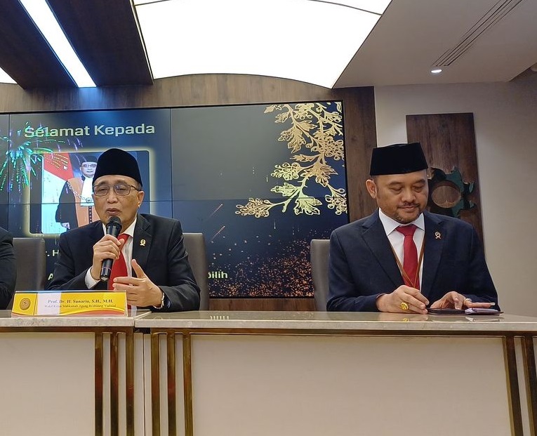 Ketua Mahkamah Agung (MA) Sunarto (kiri) dan Karo Humas MA Sobandi (kanan) dalam konferensi pers di MA, Jakarta, Rabu (16/10/2024). Foto KOMPAS.com/