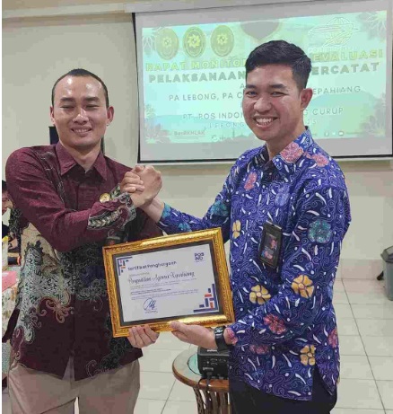 PA Kepahiang meraih penghargaan dari PT Pos Indonesia Cabang Curup dalam acara monev PA Kepahiyang, PA Curup dan PA Lebong terkait pemanggilan surat tercatat yang dilaksanakan di PA Lebong. Foto dokumentasi PA Lebong