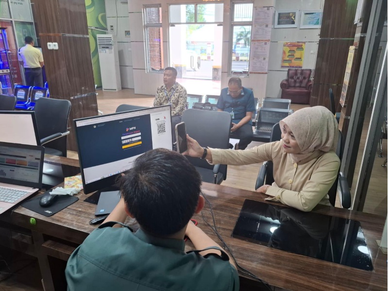 PN Lahat mengimplementasikan sistem pembayaran melalui Quick Response Code Indonesian Standard (QRIS). Foto dokumentasi PN Lahat.