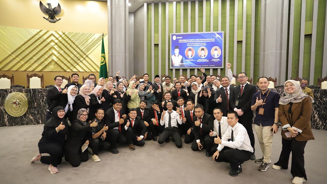 Kepala Badan Urusan Administrasi MA Sobandi, bersama dengan para staf Biro Hukum dan Humas Mahkamah Agung, usai pelantikan Eselon I Mahkamah Agung, Rabu (30/7/2025). Foto dokumentasi Humas MA