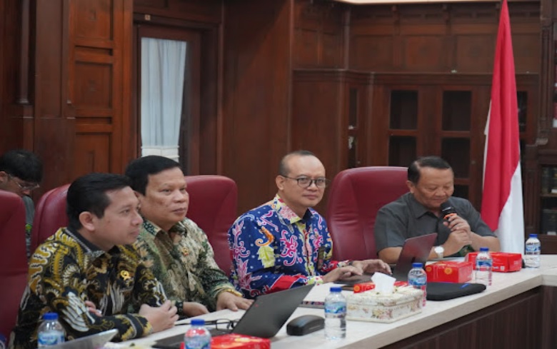 Kunjungan Tim Badan Strajak MA ke PT Surabaya Bahas Pedoman Pengembangan Hakim