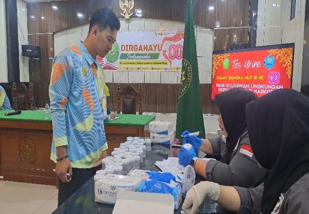PN Lahat lakukan tes urine untuk seluruh pegawai. Foto dokumentasi PN Lahat.