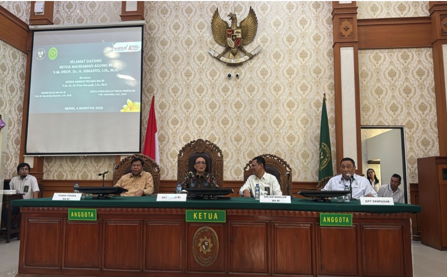 Ketua Mahkamah Agung, Yang Mulia Prof. Dr. Sunarto, S.H., M.H. memberikan pembinaan dan pengarahan kepada seluruh aparatur peradilan di wilayah hukum Pengadilan Tinggi Denpasar, Senin (4/8/2025). Foto dokumentasi penulis.