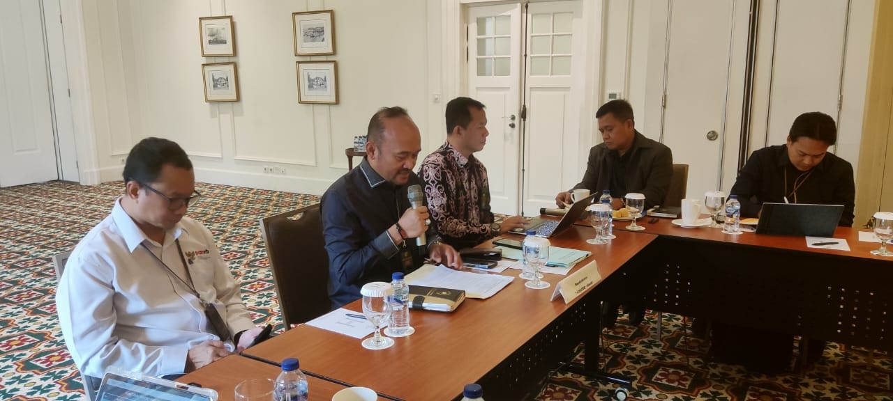Kepala Badan Urusan Administrasi Mahkamah Agung  Dr. H. Sobandi, S.H., M.H. sedang memimpin rakor . Foto: Humas MA