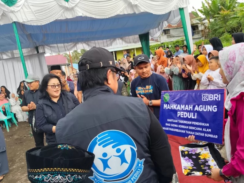 Prof. Dr. H. Yulius, S.H., M.H. mengenakan rompi Mahkamah Agung Peduli dalam kegiatan penyerahan bantuan tabungan pendidikan bagi siswa korban bencana alam di Nagari Parambahan, Tanah Datar, Sumatera Barat (6/7/2024). Foto dokumentasi PN Batusangkar.