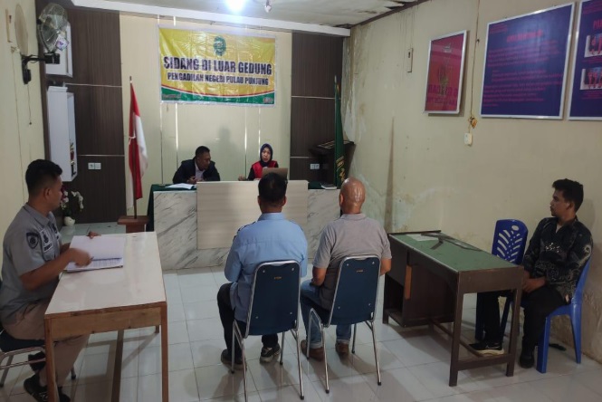 PN Pulau Punjung melakukan sidang di luar gedung yang dipakai Polsek Sungai Rumbai setelah berkoordinasi dengan Polres Dharmasraya. Foto dokumentasi PN Pulau Punjung