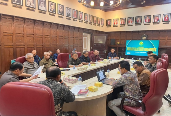 Diskusi naskah urgensi RUU Jabatan Hakim dan Rancangan Undang-Undang Contempt of Court: Implikasi Terhadap Reformasi Kelembagaan dan Independensi Peradilan di PT Surabaya. Dokumentasi Humas PT Surabaya