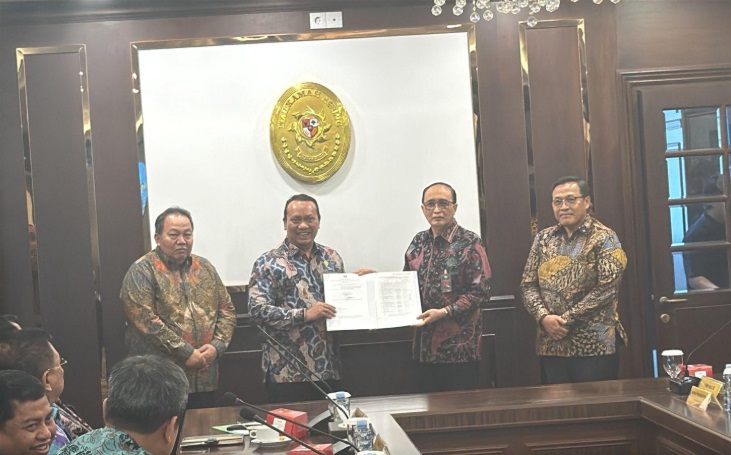 Ketua MA Sunarto (kedua dari kanan), berfoto bersama dengan Anggota I BPK Nyoman Adhi Suryadnyana, dalam kegiatan Entry Meeting Pemeriksaan Kinerja Pendahuluan Pelayanan Peradilan Periode Semester II 2025. Foto dokumentasi Humas MA.
