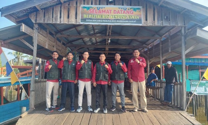Beberapa hakim dan pegawai bersiap untuk memberikan layanan “MELEKAT” yang merupakan perpaduan antara pelayanan sidang keliling dengan PTPSP mobile. Foto Pengadilan Agama Selatpanjang.