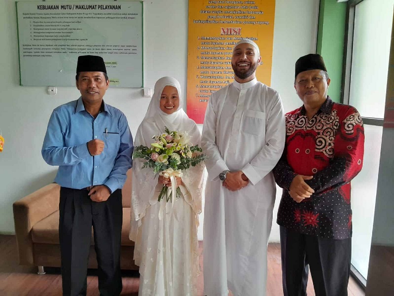 KUA Kapanewon Galur menyelenggarakan pernikahan campuran antara seorang WNA asal Austria bernama Cengiz Hajdarov dengan Warga WNI bernama Inayatul Khoirunnisa pada Kamis (25/04/2024). Foto kulonprogo.kemenag.go.id/
