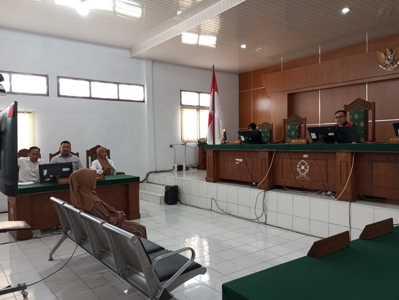 Hakim Akbar telah menunjukkan profesionalitas dengan langsung memimpin sidang tipiring, meski baru tiba dari perjalanan panjang. Foto dokumentasi PN Curup