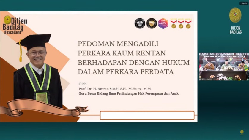 Pemateri Prof. Dr. H. Amran Suadi, S.H., M.Hum., M.M, sedang menyampaikan materi didampingi YM Dirjen Badilag MA RI dan YM Dirbinganis Badilag MA RI. Foto tim dokumentasi Badilag.