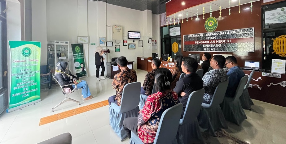 PN Sinabang terus menunjukkan komitmen kuat dalam memberikan pelayanan terbaik bagi para pencari keadilan, dengan menjalani Desk Evaluation Pembangunan Zona Integritas pada Jumat (1/8/2025). Foto dokumentasi PN Sinabang.