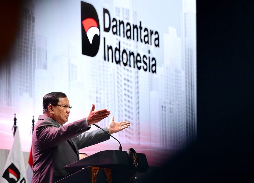 Presiden Prabowo Subianto memberikan arahan kepada 1.500 pimpinan BUMN dalam acara Town Hall Danantara Indonesia 2025 di Jakarta Convention Center (JCC) pada Senin (28/4/2025). Foto presidenri.go.id/