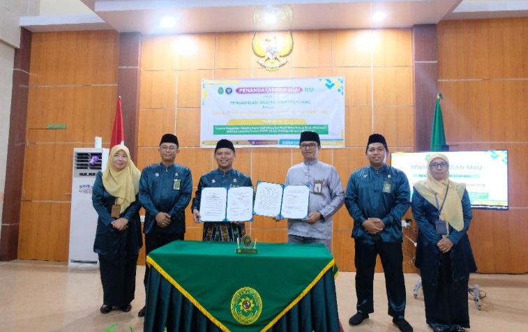 Bertempat di ruang sidang utama Pengadilan Agama Selatpanjang, dilaksanakan giat penandatanganan kerja sama antara Pengadilan Agama Selatpanjang dengan Bank BSI Kantor Cabang Pembantu Selatpanjang. Foto dokumentasi PA Selatpanjang.