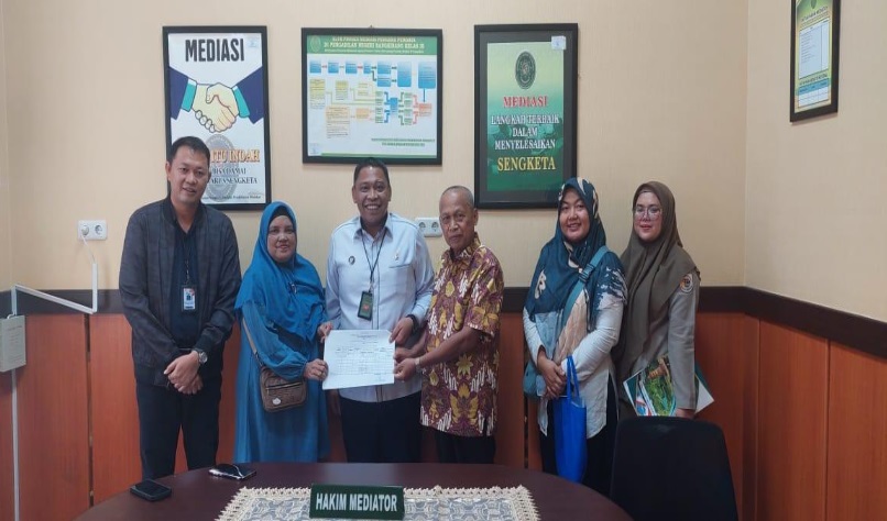 Pelaksanaan mediasi berhasil, dengan dibantu mediator Ketua PN Bangkinang Soni Nugraha, S.H., M.H. Foto: dokumentasi PN Bangkinang