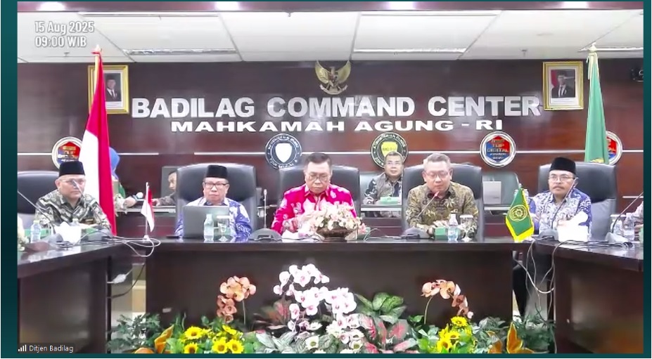 Rektor UII Yogyakarta Prof. Fathul Wahid, S.T., M.Sc., Ph.D. menyampaikan sambutan, didampingi Dirjen Badilag MA RI Drs Muchlis, S.H., M.H. bersama jajaran pejabat struktural dan fungsional Badilag MA RI. Foto: Tim Dokumentasi Badillag MA RI.