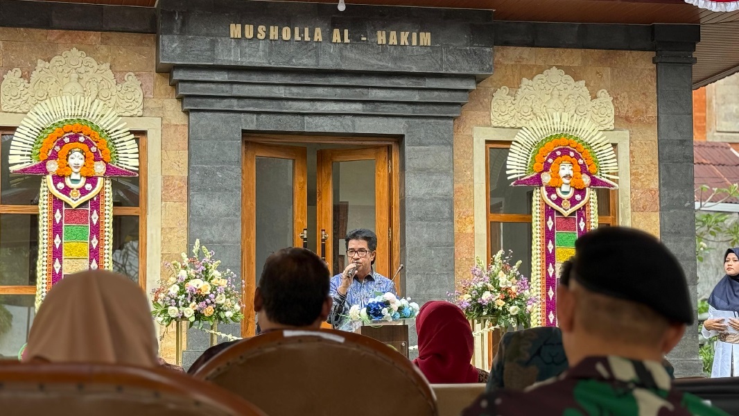 Ketua Muda Tata Usaha Negara (TUN), Yang Mulia (YM) Prof. Dr. H. Yulius, S.H.,M.H, usai meresmikan Musala Al-Hakim di PTUN Denpasar, Kamis (14/8/2025). Foto dokumentasi penulis