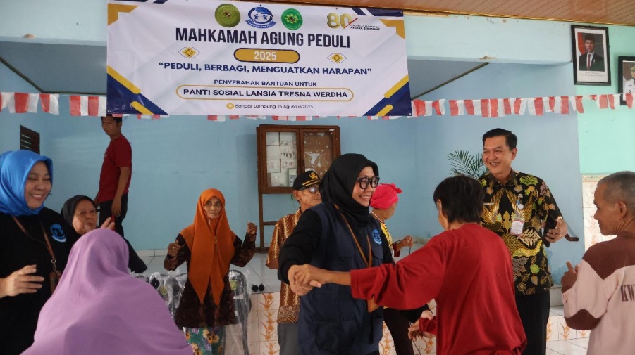 Ketua PTUN Bandar Lampung Rut Endang Lestari, S.H., M.H., didampingi Kepala UPTD PSLU Tresna Werdha Iwan Barmansyah, S.H., M.H. bercengkrama dengan para lansia dalam kegiatan MA Peduli dari PTUN Bandar Lampung (15/8/2025). Foto dokumentasi PTUN Lampung.