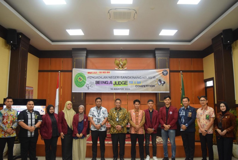 Ketua PN Bangkinang Soni Nugraha, S.H., M.H.foto bersama dengan peserta Being a Judge for a day Competition. Dokumentasi: Humas PN Bangkinang