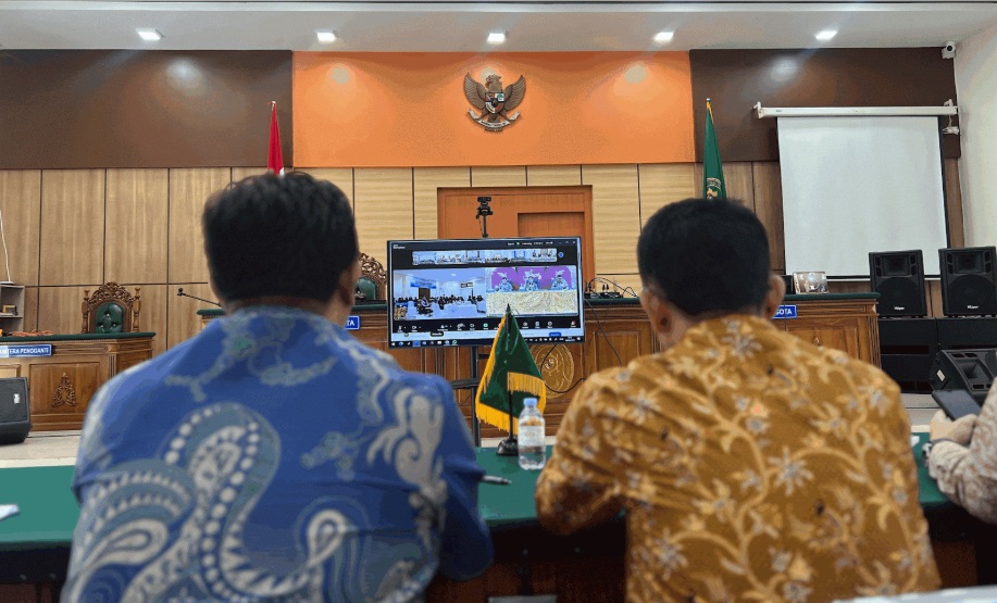 Foto diambil penulis di ruang sidang utama PTUN Pekanbaru pada saat mengikuti zoom pembinaan oleh Yang Mulia Ketua Kamar Tata Usaha Negara Mahkamah Agung RI, Prof. Yulius pada PTUN Denpasar, Kamis (14/8/2025).