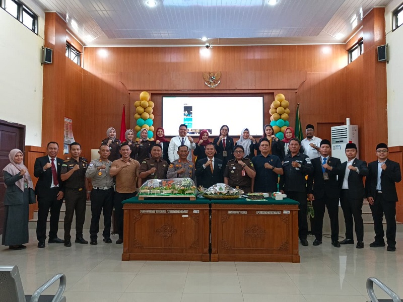 Pengadilan Negeri Curup Kelas IB didatangi oleh puluhan orang yang terdiri jaksa dan polisi. Dalam rangka mengucapkan selamat ulang tahun kepada Mahkamah Agung Republik Indonesia yang ke-80 dengan membawa tumpeng dan kue ulang tahun. Foto PN Curup.