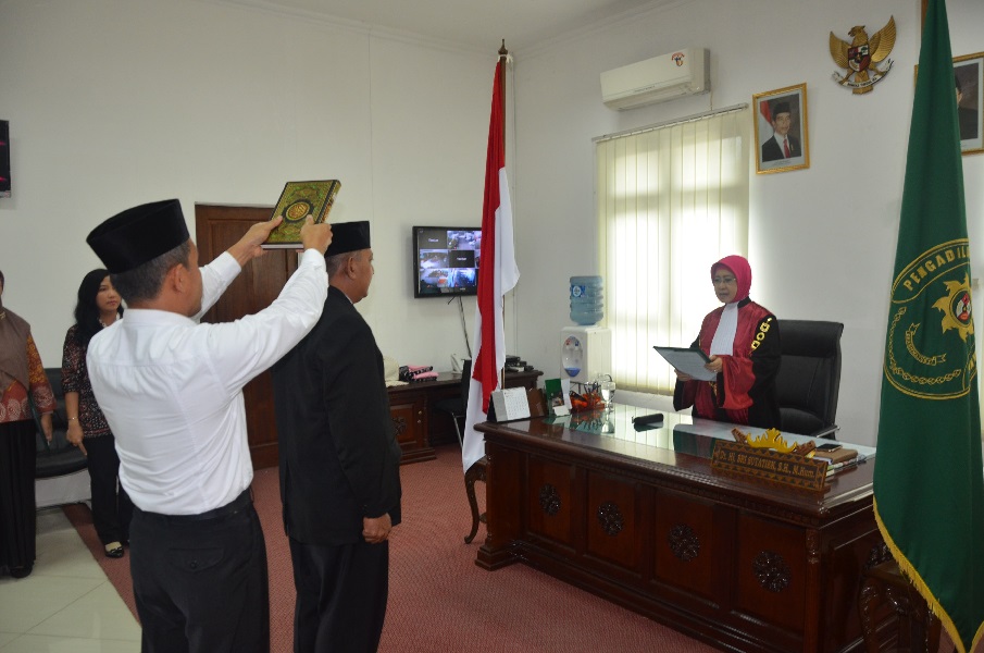 Acara pengambilan sumpah dan pelantikan panitera pengganti di salah satu pengadilan tinggi. Foto dokumentasi pt-semarang.go.id/