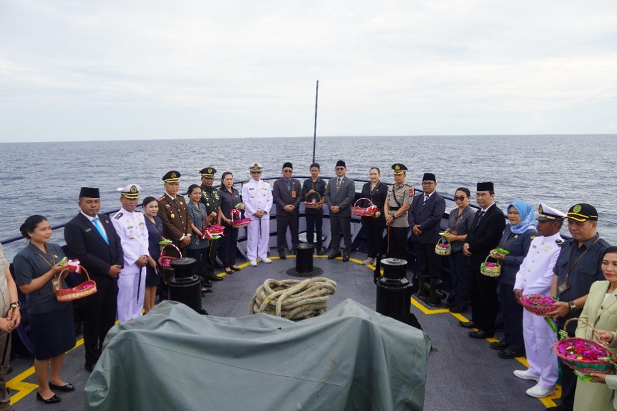 PN/Perikanan Bitung menunjukkan keunikannya dengan menggelar Upacara Peringatan HUT Mahkamah Agung Republik Indonesia ke-80 secara tidak biasa. Upacara kali ini dilaksanakan di Perairan Selat Lembeh, Sulawesi Utara. Foto dok PN Bitung.