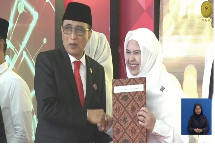 Ketua MA menyerahkan Surat Keputusan (SK) Pengangkatan Pegawai Pemerintah Non Pegawai Negeri (PPNPN) menjadi pegawai pemerintah dengan Perjanjian Kinerja (P3K).  Sumber YouTube MA