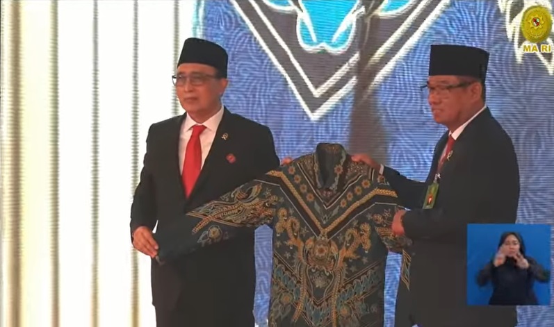 Ketua Mahkamah Agung, YM. Prof. Dr. H. Sunarto, S. H., M. H., dan Sekretaris Mahkamah Agung, YM. Sugiyanto, S. H., M. H., resmi meluncurkan Peluncuran Pakaian Dinas Seragam Batik Mahkamah Agung (PDSBMA). Foto YouTube MA