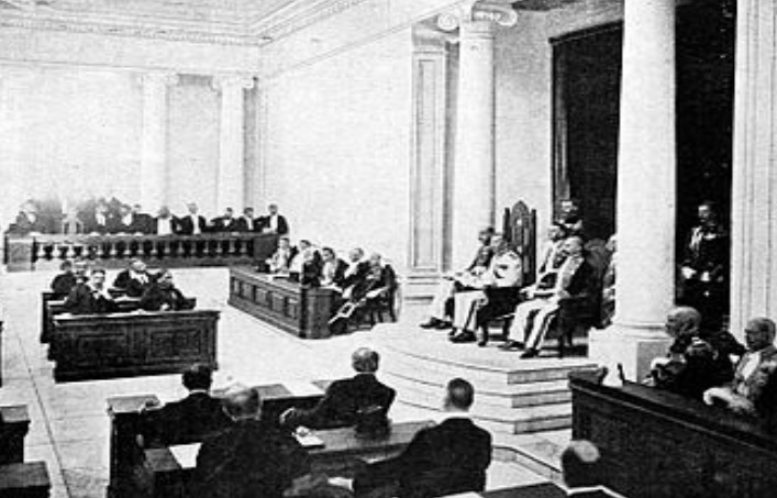 Pembukaan persidangan Volksraad oleh Gubernur Jenderal Hinda Belanda Graaf van Limburg Stirum. Dokumentasi Wikipedia