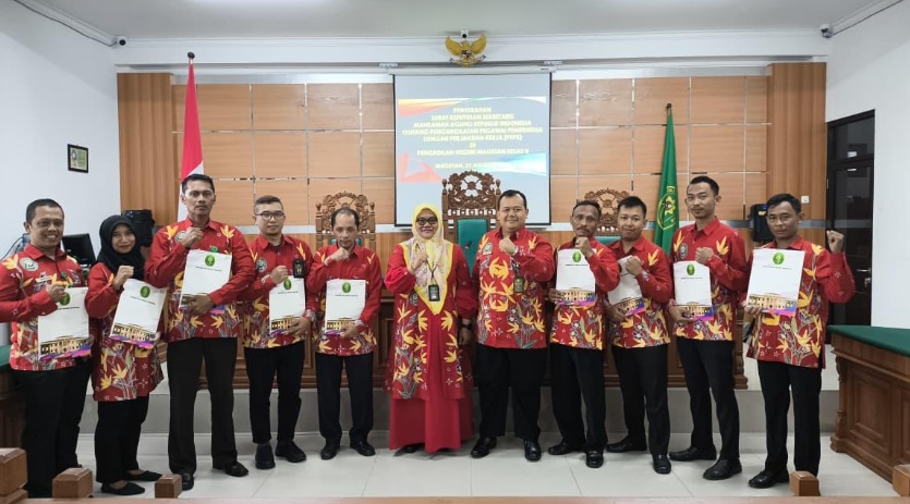 Kamis, 21 Agustus 2025 bertempat di Ruang Sidang Utama, Mayasari Oktavia, S.H., M.H. Ketua PN Magetan menyerahkan Surat Keputusan pengangkatan Pegawai Pemerintah dengan Perjanjian Kerja (PPPK). Foto dokumentasi PN Magetan.