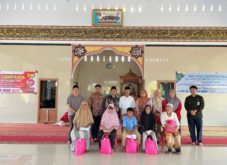 Pengadilan Agama Tais menyalurkan zakat dan bakti sosial dalam Rangka Kemerdekaan RI dan HUT MA Ke-80 serta Public Campaign kepada masyarakat Desa Tangga Batu Kecamatan Seluma Selatan, Kabupaten Provinsi Bengkulu pada Kamis (22/8/2025). Foto PA Tais