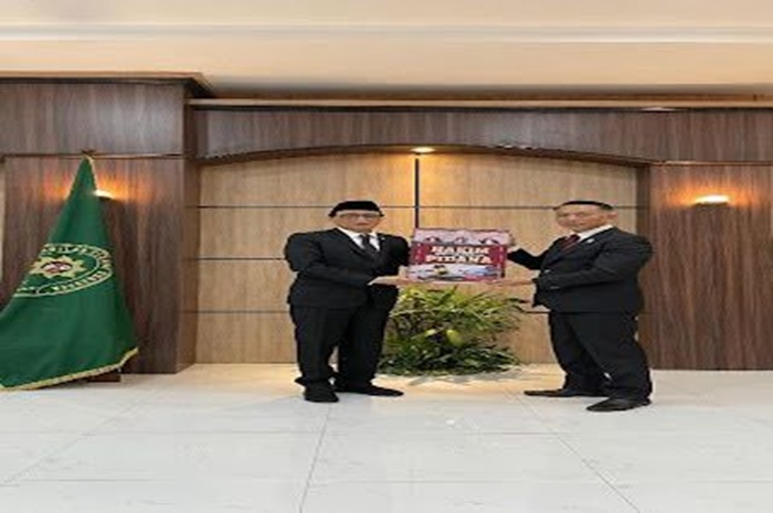 Dr. Andreas Eno Tirtakusuma, S.H., M.H., Serahkan Buku Berjudul Hakim dan Penjatuhan Pidana Kepada Ketua MA RI. Foto ; Dokumentasi PN Surabaya