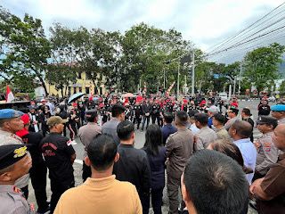 Jubir PN Bitung Temui Masa Aksi Demonstrasi Ormas Adat di depan kantor PN Bitung. Foto ; Giovani