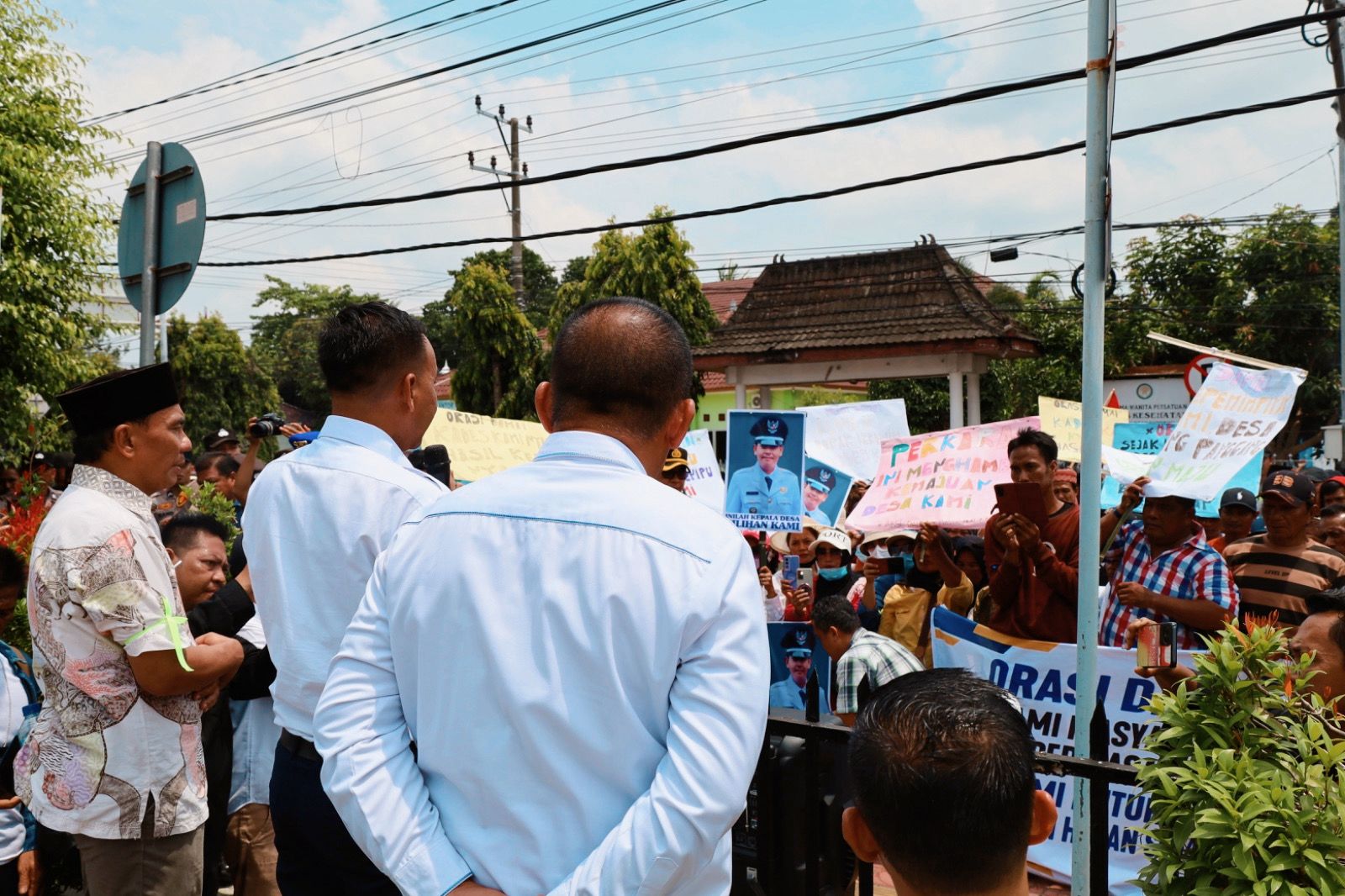Ratusan Warga Pematang Panggang Demo Damai di PN Kayuagung, Dukung Kades Ibrahim