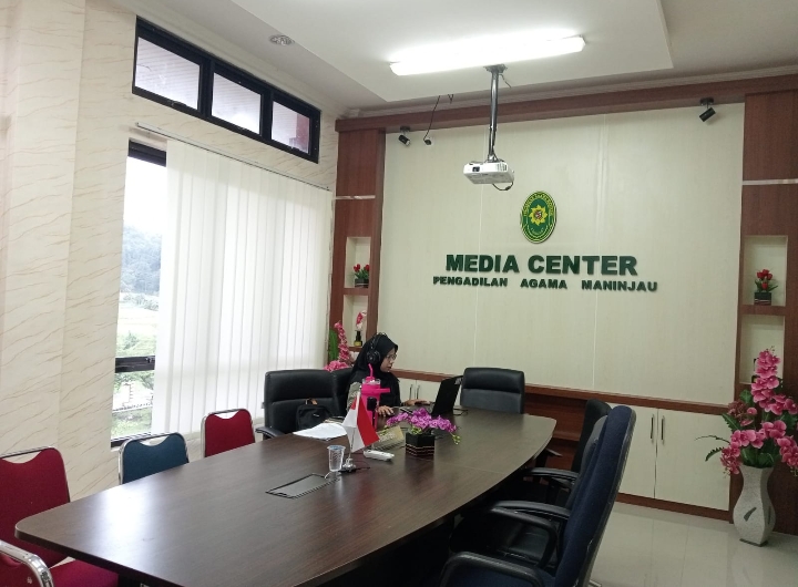 Jurusita Pengganti dari PA Maninjau Yulia Rahayu Putri mengikuti EPT di ruang media Center PA Maninjau/ Foto : Dokumentasi PA Maninjau