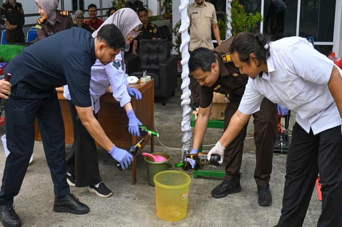 Hakim PN Tanah Grogot hadiri pemusnahan barang bukti. Foto : pemusnahan barang bukti yang dihadiri hakim PN tanah Grogot
