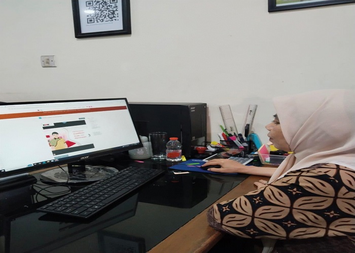 Panitera Muda Hukum Pengadilan Agama Pandeglang sedang mengikuti kegiatan e-learning yang diselenggarakan KPK. Foto: Tim Dokumentasi PA Pandeglang